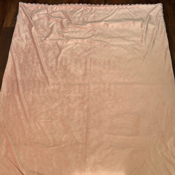Celebrity Home Faux Fur Throw Blanket Size 60x48 in Color Blush - Picture 10 of 13
